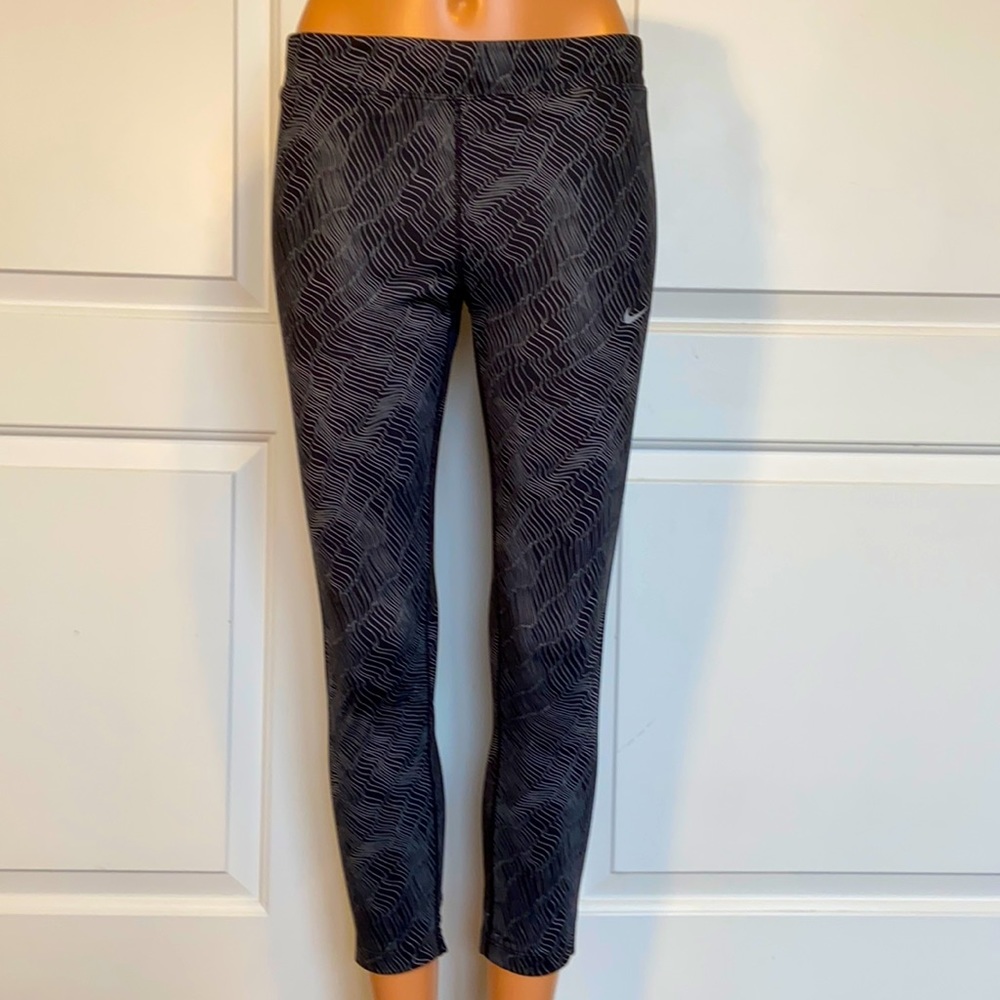 WOMEN’S NIKE ESSENTIAL CAPRI RUNNING LEGGINGS